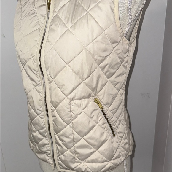 Old Navy Women's Beige Quilted Vest - Picture 2 of 4